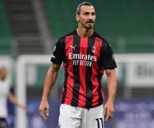 El veterano jugador sueco deberá estar más tiempo en cuarentena para regresar a los entrenamientos del Milan previo al derbi de la 'Madonnina' frente al Inter. Foto: AFP