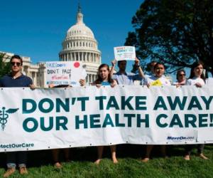 El plan de derogación y de sustitución simultáneas no complació ni a los ultraconservadores, que lo consideraban un 'Obamacare light', ni a los republicanos moderados, a los que les preocupaba un paso atrás demasiado brusco. Foto: AFP