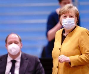 La veterana líder también expresó su frustración por las acciones de algunos gobernadores de estados alemanes, incluidos algunos de su propio partido, que se han resistido a imponer restricciones que ya habían aceptado antes. AP.