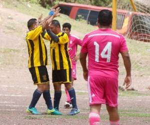 Jugadores del Sagrada Familia celebran una de las anotaciones ante Latinos. Foto: cortesía.