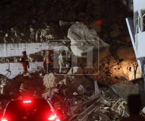 Bajo la oscuridad de la noche y tras más de 36 horas de trabajo ininterrumpido, socorristas continúan la búsqueda de Karen Ordóñez Girón en la zona del derrumbe del Anillo Periférico.