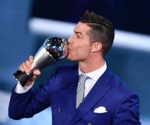 Cristiano Ronaldo besa el premio otorgado por la FIFA que lo acredita como el mejor del mundo (Foto: Agencia AFP)