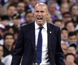 El técnico francés Zinedine Zidane grita durante el clásico español que perdió 2-3 ante el Barcelona (Foto: Agencia AFP)