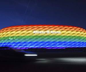 El estadio de Múnich iluminado con los colores del arcoíris por el Día de la Calle Christopher, el sábado 9 de julio de 2016. (Tobias Hase/dpa vía AP)