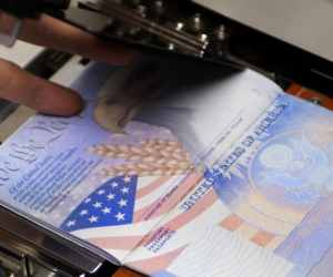 La impresión de un pasaporte emitido por el Departamento de Estado.
