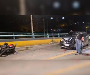 Ambo vehículos quedaron destruidos por el fuerte impacto.