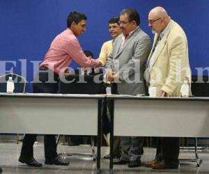 Momento en el que las autoridades se dan la mano con el estudiante Fausto Cálix para cerrar el trato y dar inicio al diálogo. 20/07/2016 foto:Marvin Salgado/ EL HERALDO.