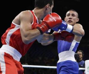 El boxeador Teófimo López durante su pelea ante el francés Sofiane Oumiha (Foto AP)