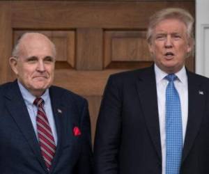 El abogado Rudy Giuliani posa junto a Donald Trump. Foto: AFP