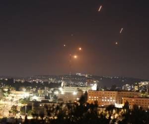 Misiles lanzados desde Irán sobre Jerusalén, este viernes. El ejército israelí ha identificado misiles lanzados desde Irán hacia territorio israelí, como respuesta a los bombardeos israelíes de toda la jornada.