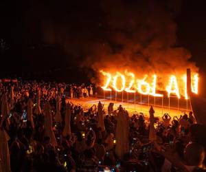 Millones de personas en el mundo recibieron el 2026 con fuegos artificiales, luces y celebraciones que combinan tradición, música y alegría.