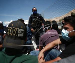 El número de migrantes detenidos por las autoridades estadounidenses que cruzan ilegalmente la frontera con México aumentó un 4.5% en junio, respecto al mes anterior. Foto: AP.