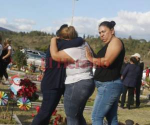 Con velas y una diversidad de arreglos florales se le dio el último adiós a Tania Pavón Zepeda bajo el clamor de justicia.