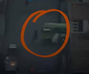 Las cámaras captaron el momento en que el asesino aparece frente al bus para dirigirse al conductor y asesinarlo.