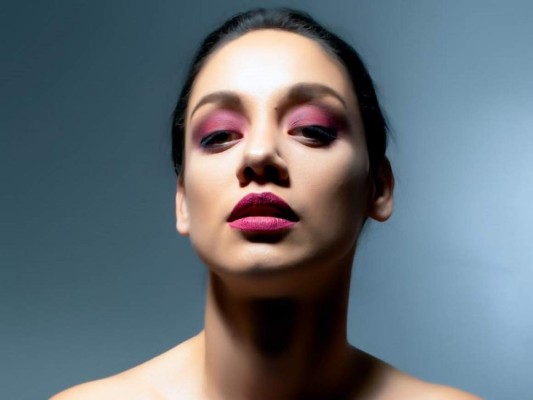 Cinthya Alvarez Hernández es una presentadora, fotografa y diseñadora hondureña. Foto: Cinthya Alvarez Hernández/Facebook.