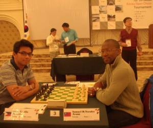 El ajedrecista hondureño enfrentando a un filipino en uno de los certámenes internacionales en que ha participado.