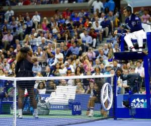 El torneo anunció el domingo que Williams fue multada por 10.000 dólares por “abuso verbal” hacia el juez, 4.000 dólares por una advertencia de recibir orientación de su entrenador y 3.000 dólares por romper la raqueta. El dinero le será descontado de su premio de 1,85 millones de dólares como subcampeona.