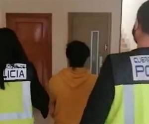 Momento en que la hondureña era llevada hasta las oficinas de la Policía española.