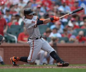 Mauricio Dubon #19 de los Gigantes de San Francisco golpea un doble en la quinta entrada contra los Cardenales de San Luis en el Estadio Busch el 2 de septiembre de 2019. Foto AFP