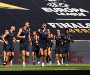 Los jugadores de Roma se calientan durante una sesión de entrenamiento de la jornada -1 en Duisburg, Alemania, el miércoles 5 de agosto de 2020.