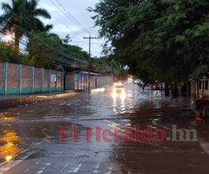 Así lucen las calles de la populosa colonia Kennedy tras varios minutos de lluvias. Foto: Alejandro Amador / EL HERALDO.