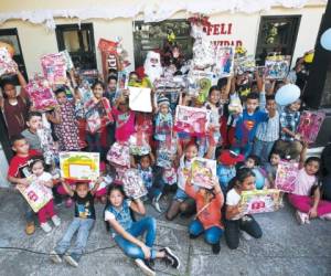 Los niños posaron muy contentos con sus regalos. Fotos: Johny Magallanes/EL HERALDO