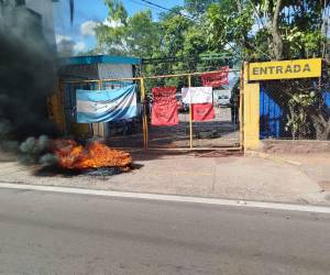 Frente al portón principal de la Serna, los colectivos de Libre quemaron llantas y pusieron banderas para evitar el paso.