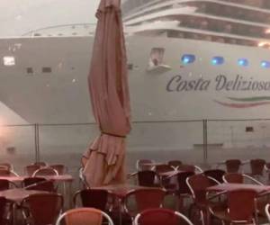 El 'Costa Deliziosa' sembró el control en el puerto de Venecia. Foto captura YouTube