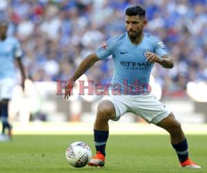 El delantero argentino Sergio Agüero del Manchester City controla el balón durante el partido de fútbol FA Community Shield entre el Chelsea y Manchester en el estadio de Wembley en el norte de Londres.