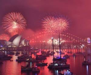 El Sky Tower de Ackalnd, en Nueva Zelanda, se lució con un impresionante espectáculo de fuegos artificiales para celebrar la llegada del Año Nuevo 2019 en este país de Oceanía. Fotos AFP| AP| Twitter
