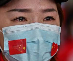 Un miembro del personal médico de la provincia de Jilin llora durante una ceremonia antes de partir cuando el aeropuerto de Tianhe se reabrió en Wuhan, en la provincia central de Hubei de China, el 8 de abril de 2020.