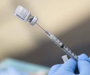 Pfizer/BioNTech ha realizado ensayos en más de 2,000 niños de entre 5 y 11 años. Informaron que la vacuna fue bien tolerada y provocó una respuesta inmune 'robusta'. Foto: AFP