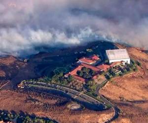 Esta fotografía tomada de un video proporcionado por la televisora KTLA muestra la Biblioteca Presidencial de Ronald Reagan mientras las llamas de un incendio forestal se aproximan en Simi Valley, California, el miércoles 30 de octubre de 2019.