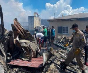 Vista de los daños causados ​​por un gran incendio en la isla de Guanaja, en las turísticas Islas de la Bahía, Honduras, el 2 de octubre de 2021. Foto: Agencia AFP.