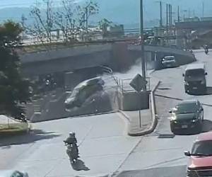 El carro fue a impactarse contra varios árboles en la mediana hasta donde llegaron cuerpo de socorro para brindarle asistencia médica.