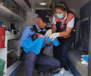 Elementos de la policía asistieron a Alba Ramos.