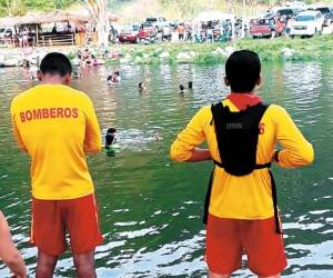 Los socorristas están atentos y dan recomendaciones a las personas que se encuentran en las orillas de los balnearios.