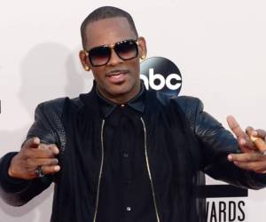 R. Kelly se casó brevemente en 1994 con la joven estrella Aaliyah, de 15 años, cuyos padres cancelaron posteriormente el matrimonio. La cantante y actriz falleció en un accidente aéreo. Foto: AFP