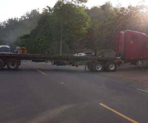 Varios transportistas de carga pesada paralizaron sus unidades y bloquearon el paso a Talanga. Foto: EL HERALDO