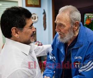 La amistad entre el dirigente cubano y el futbolista argentino siguió intacta hasta la muerte de Castro. AFP.