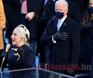 El presidente Biden estaba atrás de Lady Gaga durante su presentación. AFP.