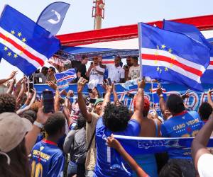 Una numerosa expedición de aficionados y medios de comunicación recibió este domingo en el Aeropuerto Nelson Mandela de Praia a la Selección de Fútbol de Cabo Verde tras su histórica participación en el Mundial 2026, donde fueron eliminados en la prórroga de los dieciseisavos de final por Argentina.