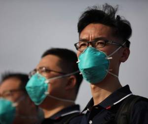 Pero la incertidumbre continúa en la inmensa mayoría de países afectados, excepto en China, cuyas autoridades autorizaron las salidas de la ciudad de Wuhan, dónde empezó la pandemia y que perdió a más de 2,500 habitantes. Foto AFP