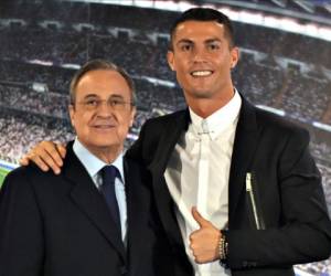 Cristiano Ronaldo llegó en 2009 al Real Madrid desde el Machester United. En la foto junto a Florentino Pérez. Foto: Agencia AFP / El Heraldo.