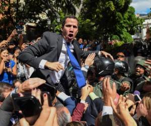 El líder opositor acudió este martes al Parlamento para su juramentación pero el paso le fue impedido por la Guardia Nacional. Fotos: AFP.