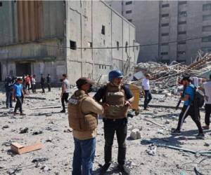 Un edificio de la ciudad de Gaza que albergaba oficinas de AP y de la cadena televisiva Al-Jazeera quedó pulverizado el sábado por un bombardeo anunciado minutos antes por el ejército israelí. Foto: AFP