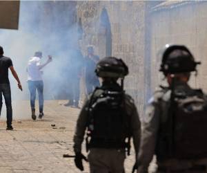 Unos 100 heridos fueron ingresados al hospital de Makased el lunes, declaró a la AFP el director Adnane Farhud. La mayoría fueron alcanzados en la cabeza o el pecho, lo cual, según el médico, indica que las fuerzas israelíes tienen como objetivo causar lesiones graves. Foto: AFP