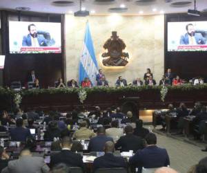 Cinco horas tuvieron que esperar los medios de comunicación para ingresar al Palacio Legislativo.