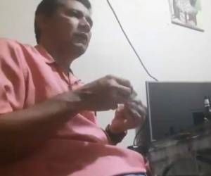 Una captura de pantalla sobre el video muestra al funcionario sosteniendo una lámina con presunta cocaína.