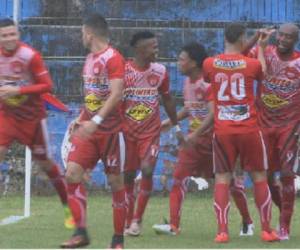 Jerry Palacios celebra la anotación que hizo hoy 8 de enero con el conjunto Cocotero en La Ceiba. El primer gol del torneo Clausura.